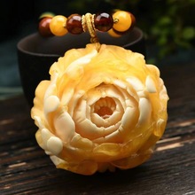 厂家直供俄料蜜蜡磨砂吊坠牡丹花鸡油黄手工雕刻毛衣链直播货源
