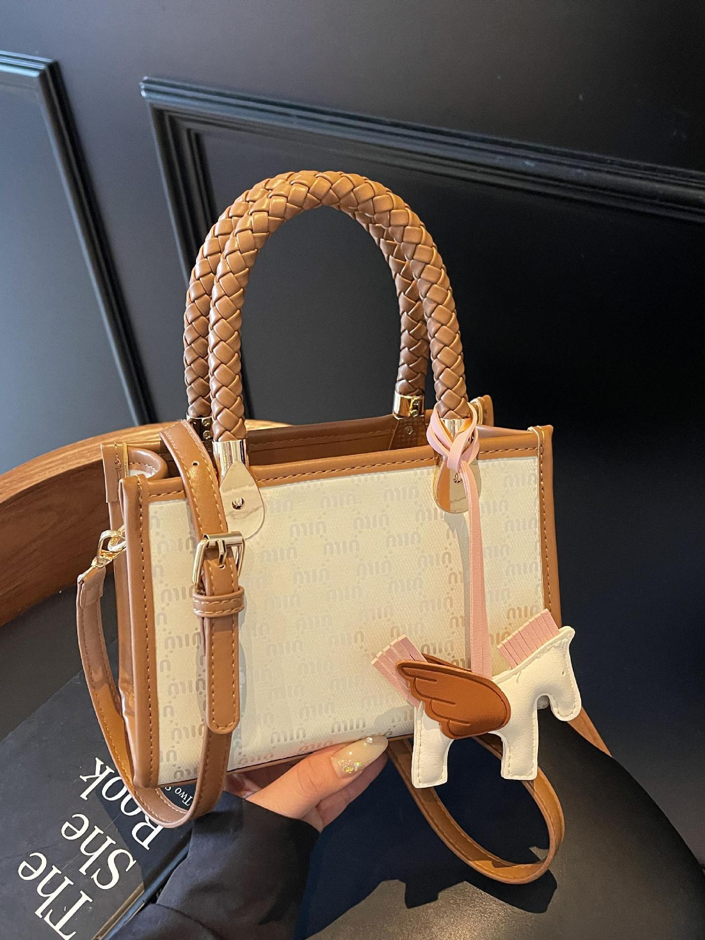 Estilo explosivo transfronterizo con un pequeño bolso cuadrado para mujer 2025 nuevo bolso de hombro tejido de todo fósforo de moda bolso de mensajero de moda