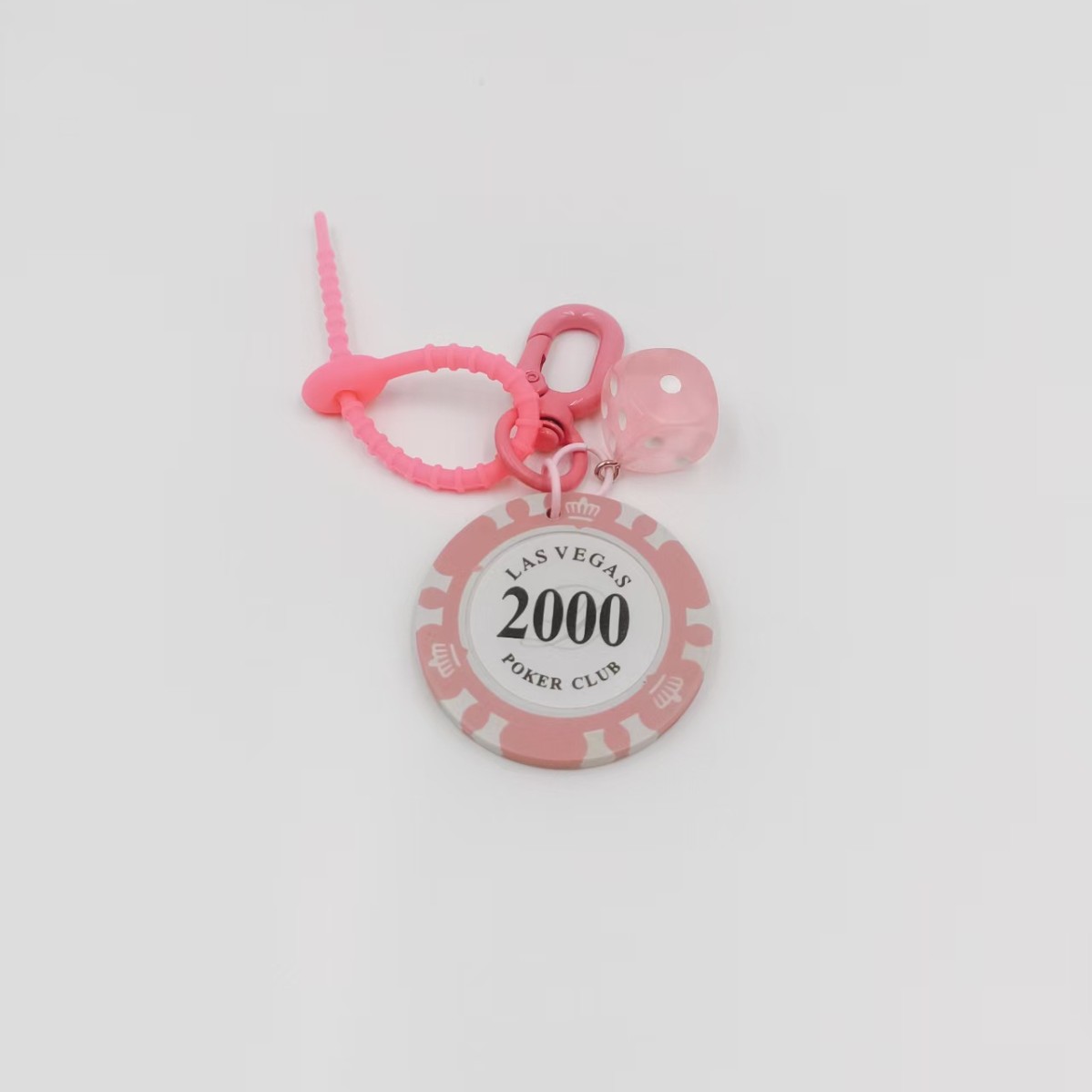 一投の幸運のチップを注いで運のキーホルダーを掛けます。