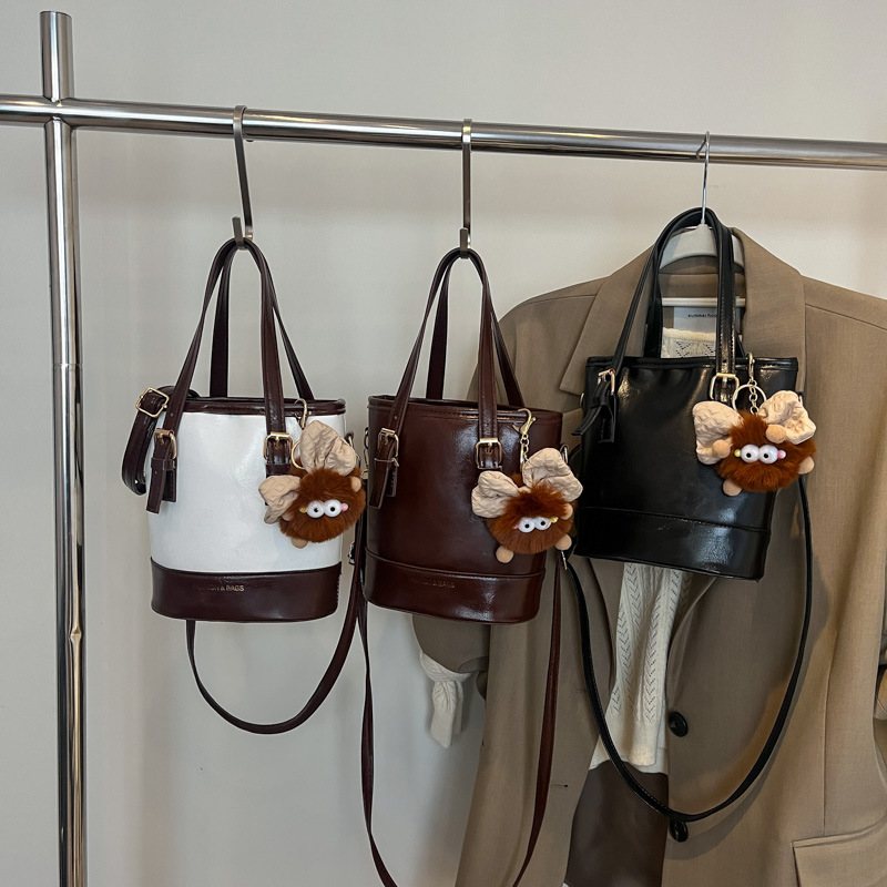 2025 nueva moda extranjera coreana bolso de cubo de mano simple ocio empalme viaje mochila de hombro para mujeres