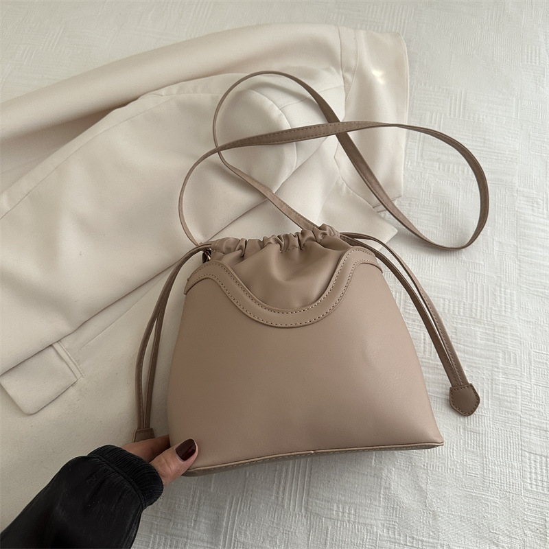 Textura retro bolso de nicho de diseño para mujeres 2024 nuevo estilo de moda moda bolso de hombro de moda bolso de cubo debajo de las axilas