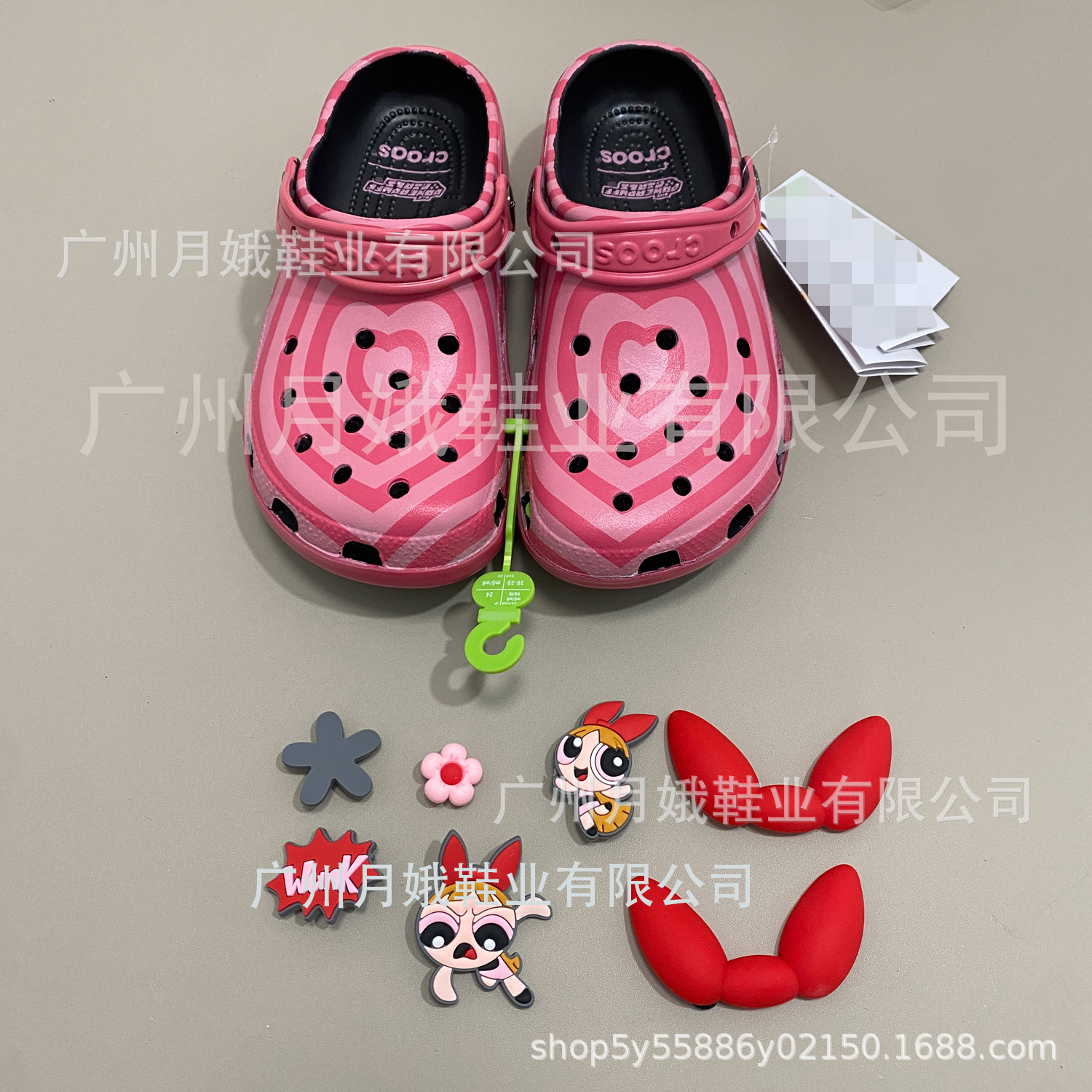 Caixa de zapatos con accesorios voladores de policía de mujer zapatos agujeros de marca conjunta de zapatillas de caricatura de mujer sandalinas de playa croos