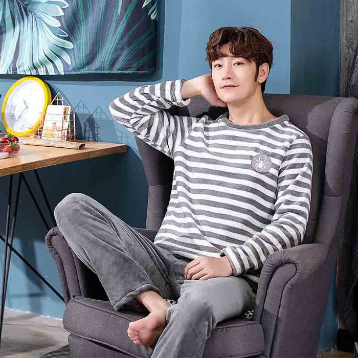 2024 Una variedad de pijamas de franela de otoño e invierno Traje casual de ropa de hogar cálido de cuello redondo clásico y cómodo para hombres