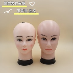 男女のモデルの道具は硬い化粧の美しい帽子のかつらのマフラーを吹いて道具のモデルの頭を展示します。