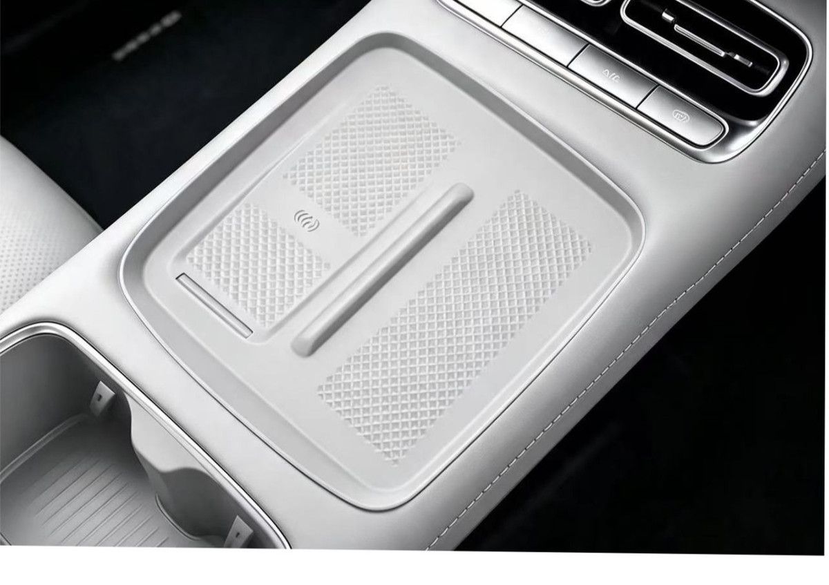 Suitable for 2026 Changan Qiyuan Q05 central control wireless charging silicone protective mat, cup mat, car interior modification