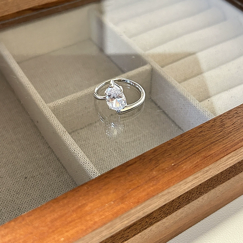 Ring Universal zirconium, diamond-encrusted, light-luxury style