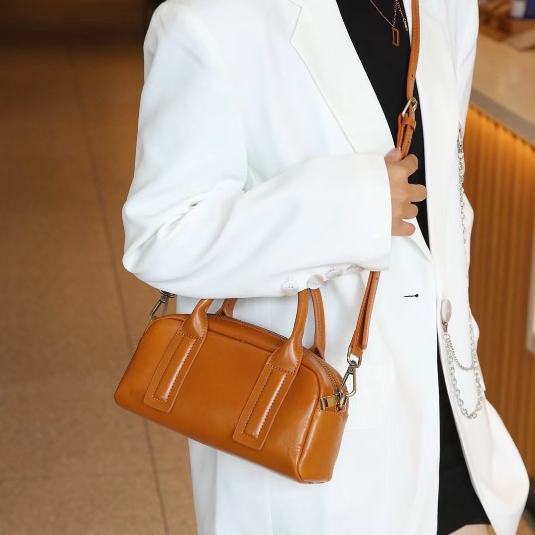 Vintage Vegetable-Tanned Leather Women's Bag, Fashionable Versatile Shoulder Crossbody Bag, Premium Handmade Cowhide Small Square Bag, Motorcycle Bag - Thumbnail 2