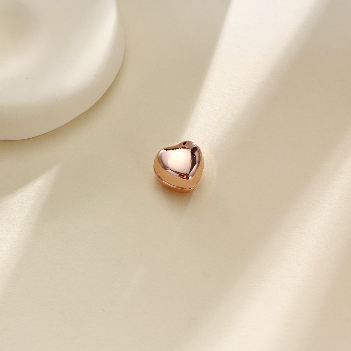 Hui cubre el pañuelo sin costuras magnético hebilla fija collar clip anti-exposición bufanda de seda accesorios en forma de corazón hebilla fuerte transfronteriza