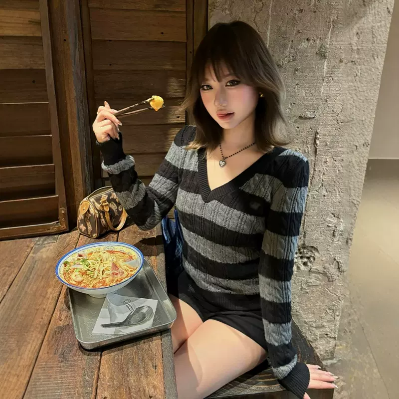 美式复古条纹针织衫女秋冬穿搭v领慵懒麻花毛衣修身显瘦辣妹上衣