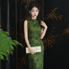 Green Sleeveless Traditional Chinese-Style Long Modified Cheongsam — New Design, Youthful Look, Retro Fit, and Elegant Evening Gown