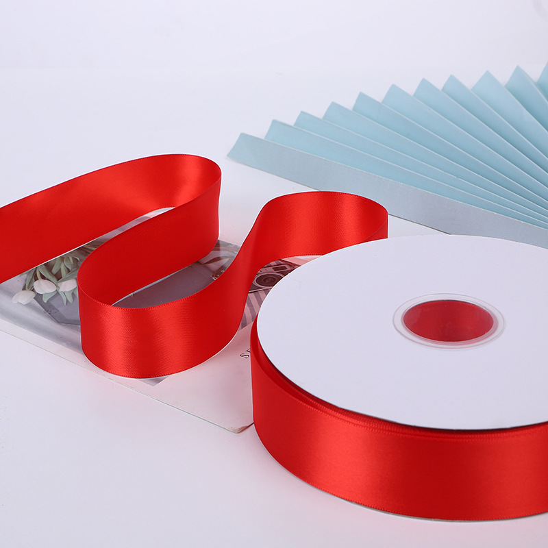 Suministro directo de fábrica de alta densidad de un solo lado de poliéster cinta de embalaje flor cinta decoración de la boda brillante Cinta Roja al por mayor