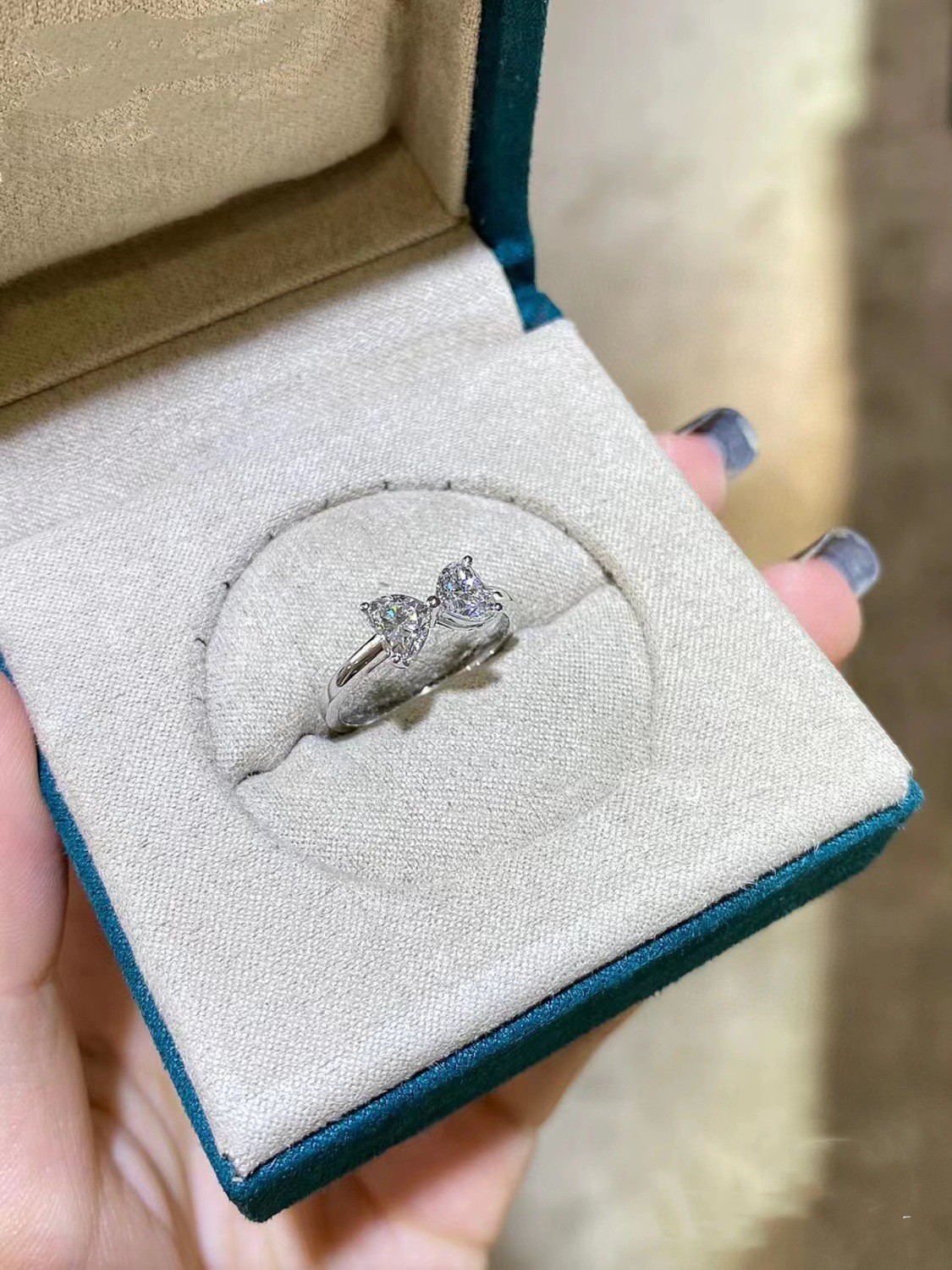 Anillo con lazo y corazón doble de moissanita para mujer en oro_voghion.com