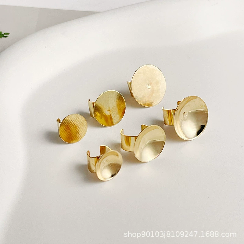 Материалы для самостоятельного изготовления аксессуаров для волос оптом: кожаные шнурки с клеевой основой из жемчуга и зажимы-клипсы с эластичной резинкой.