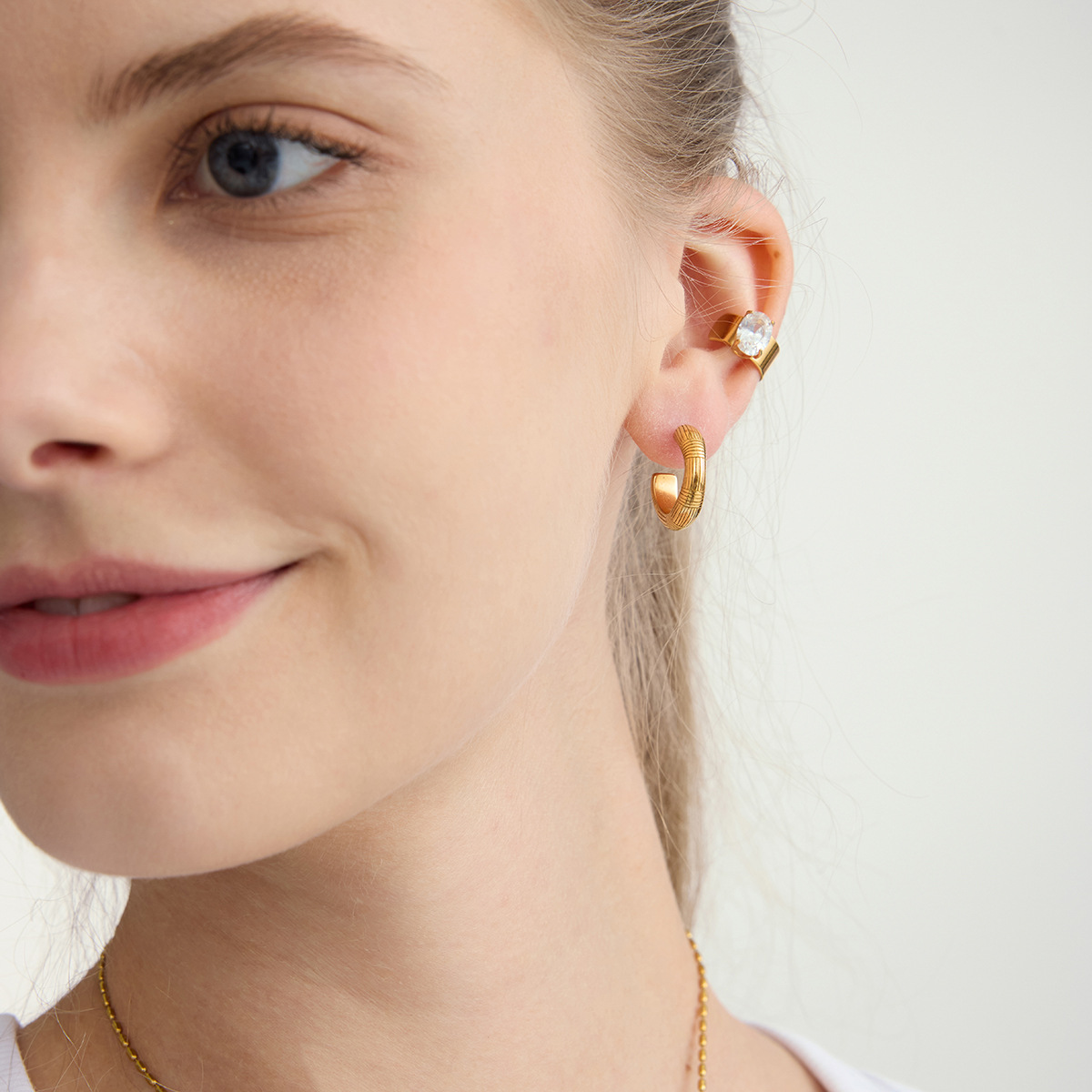 Wanxing europa y americana orejetas de zircón blanco galvanizado de acero inoxidable orejetas ligeras de lujo de alto nivel de diseño de nicho de joyería transfronteriza