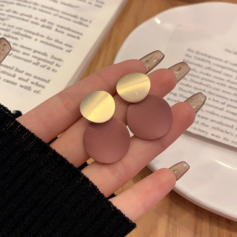 Luz de lujo de alto nivel nicho de diseño femenino sensación de aretes de bordilla temperamento perla asimetría joyería perla al por mayor