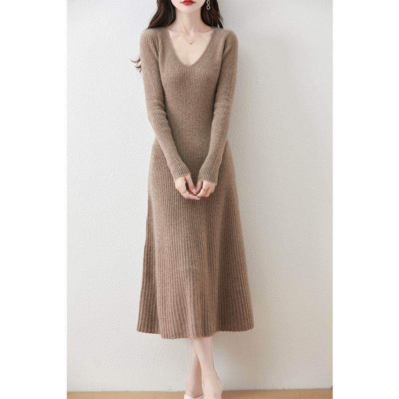 2025秋冬V领纯羊毛长款针织连衣裙女紧身气质显瘦A字裙打底毛衣