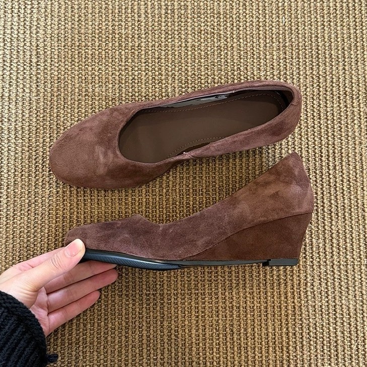 Retro suede universal Mary Jane shoes made of sheepskin leather low-cut wedge heel for work and office, round toe, spring 2026 collection