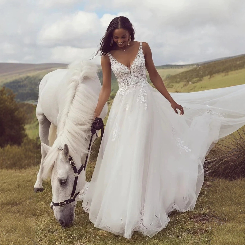 AliExpress independent site supply: V-neck white light wedding dress with train, backless, vintage outdoor travel photography gown, high-end feel AliExpress independent site supply: V-neck white light wedding dress with train, backless, vintage outdoor travel photography gown, high-end feel