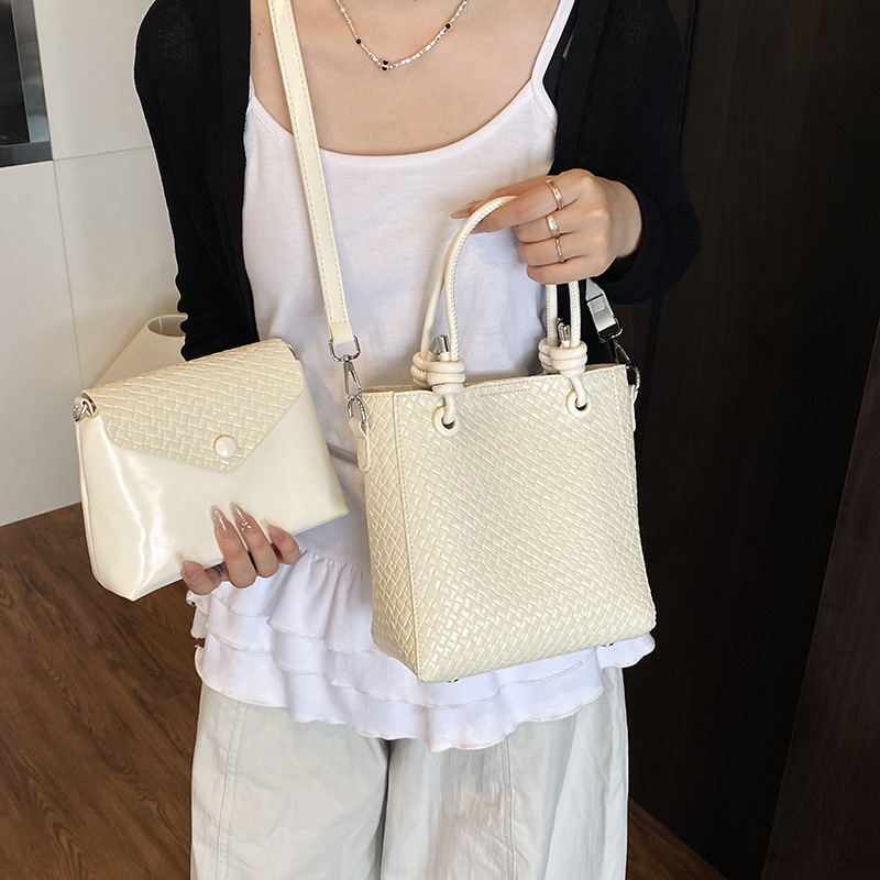 Bolso de cubo portátil tejido de comercio exterior femenino 2025 nuevo estilo estilo estilo occidental todo-fósforo bolso de mensajero de fuego súper casual simple