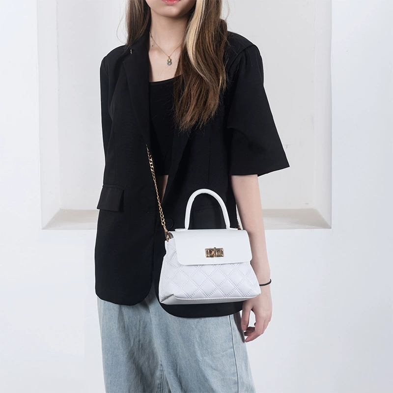Small bag with diamond pattern, one-shoulder bag, shoulder bag, 2023 collection, chain bag