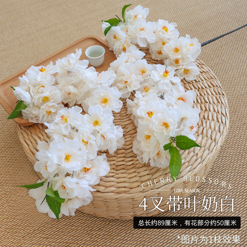 잎이 있는 유백색 포크 4개