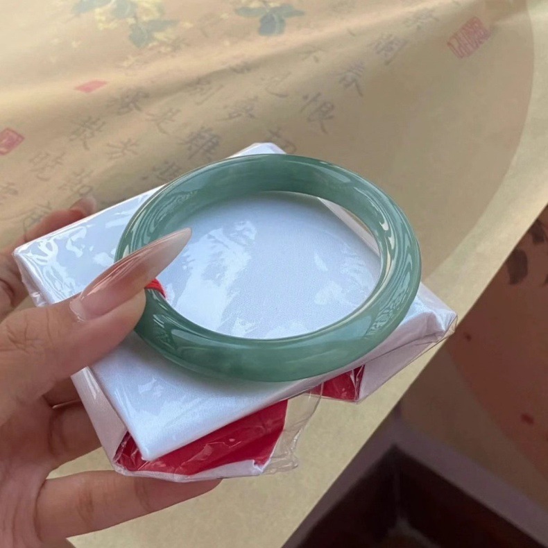 Vòng tay ngọc bích tự nhiên Miến Điện A màu xanh dạng trụ tròn tinh xảo chi tiết 2