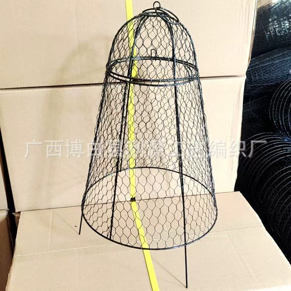 Заводская фабрика производит и обрабатывает железную проволоку растительная защитная крышка