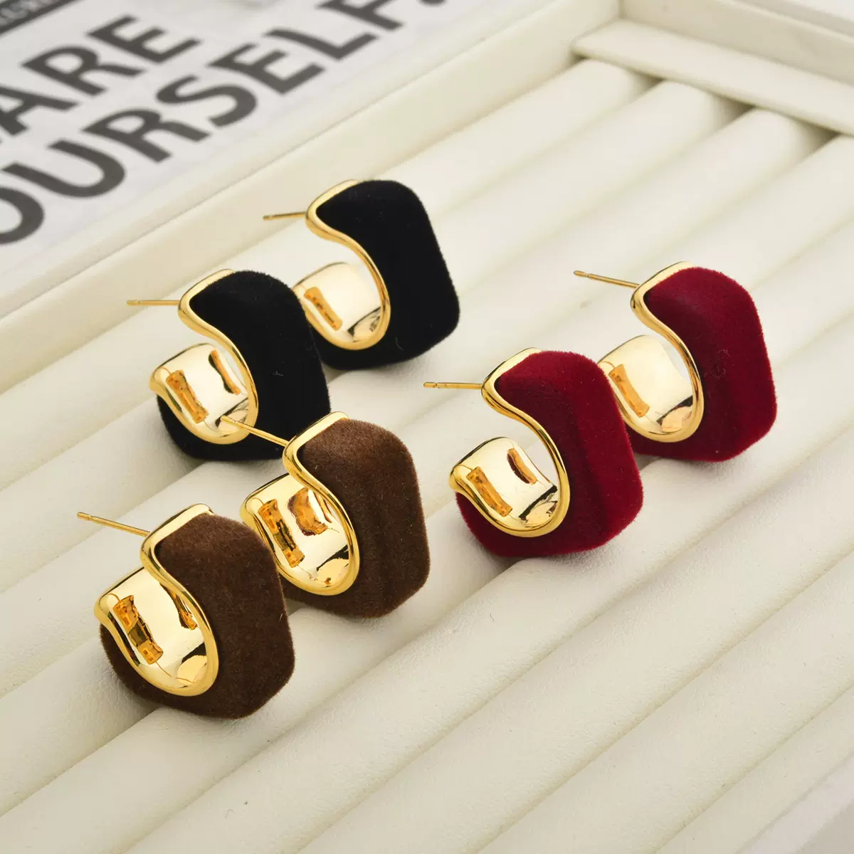 秋冬新款方块植绒气质高级感安可拉红耳钉轻奢复古小众设计耳饰品