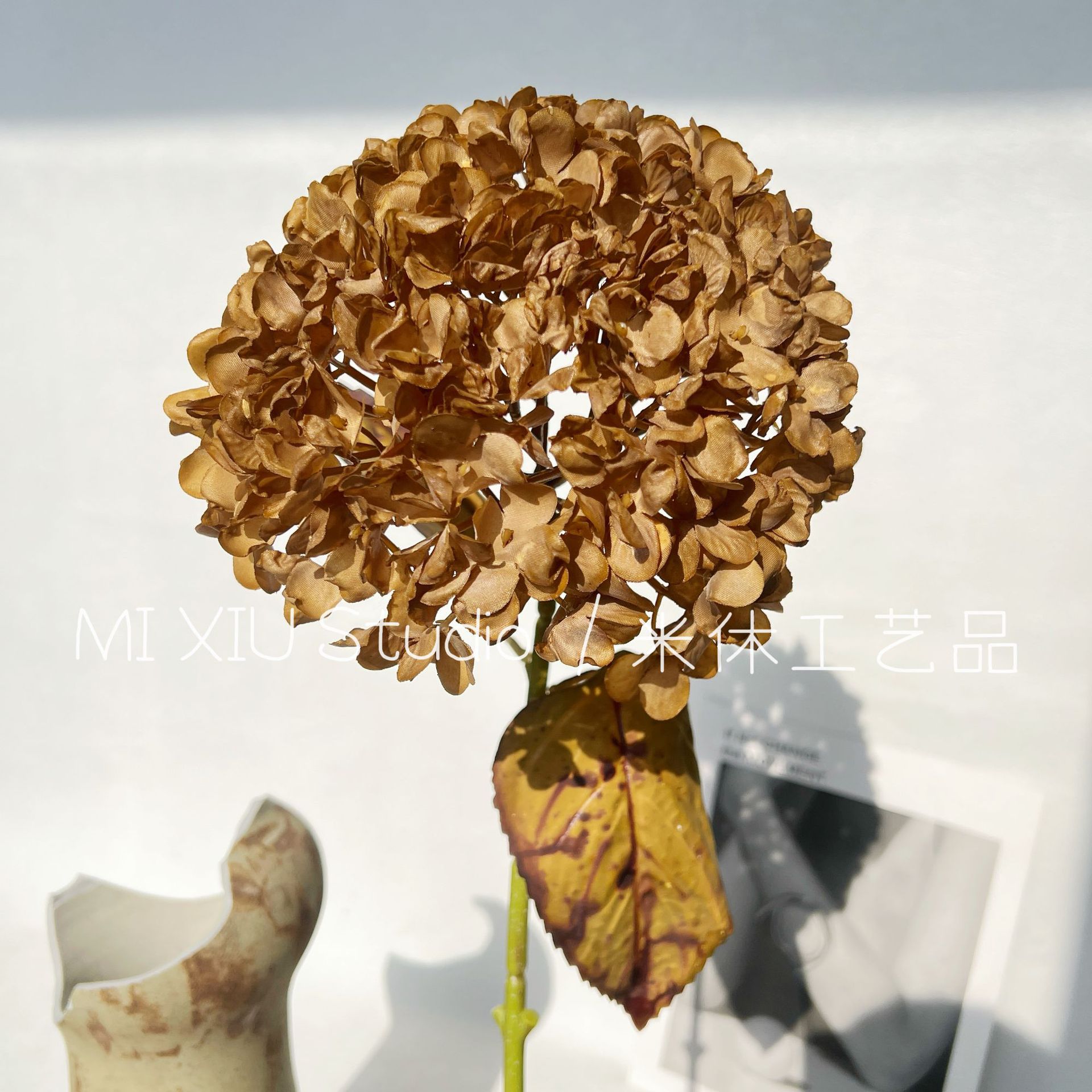 구운 가장자리 수국