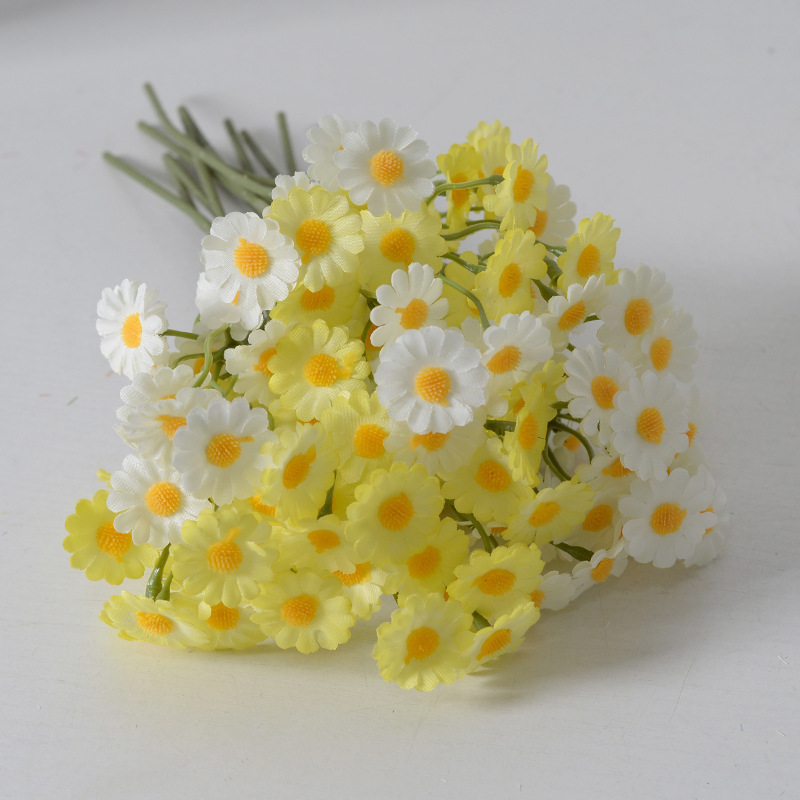 Simulación de flores de manzanilla de dos puntas margarita pequeña flores de cosmos decoración de fotografía en el hogar buquete de flores de mano roja idílica