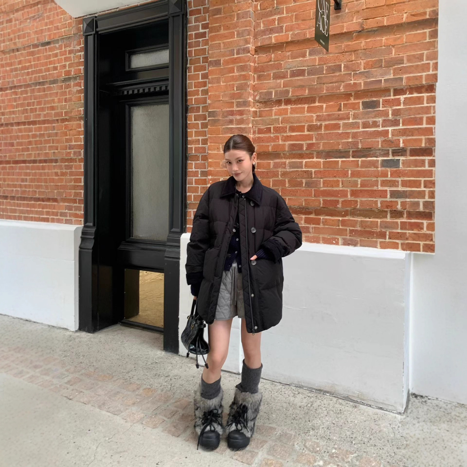 2025冬季新款翻领撞色设计单排扣蓬松中长款学院风高品质羽绒服女