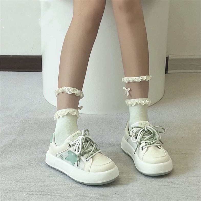 Zapatos blancos del campus lindos antideslizantes americanos de alto valor en línea rojo ligero de tendencia redonda explosión de fondo plano del campus suave