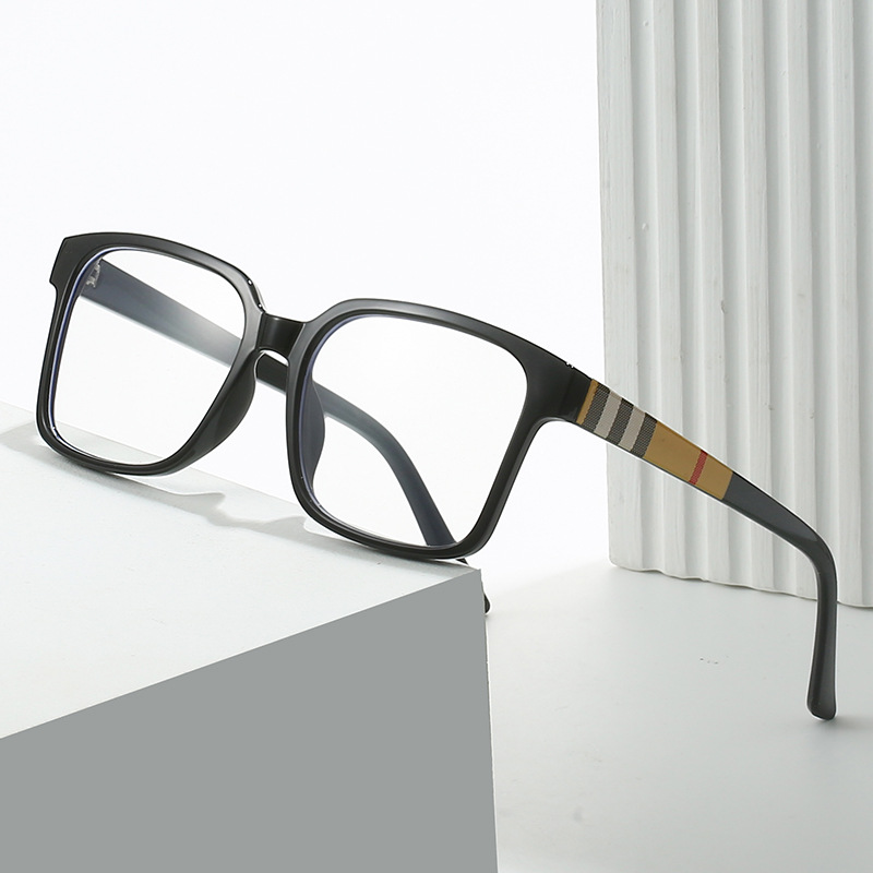 Retro square fashionable glasses
