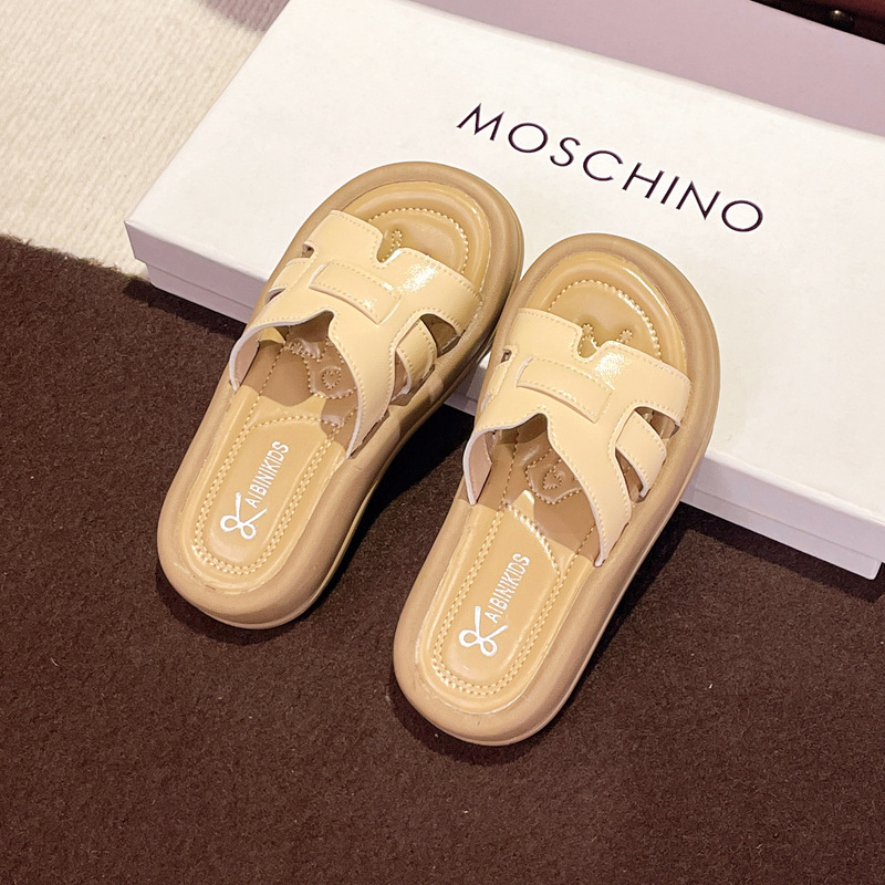 Sandalias y pantuflas plateadas para niñas, verano, 2025, nueva moda, zapatos casuales de playa para niñas, zapatillas de una palabra para niños