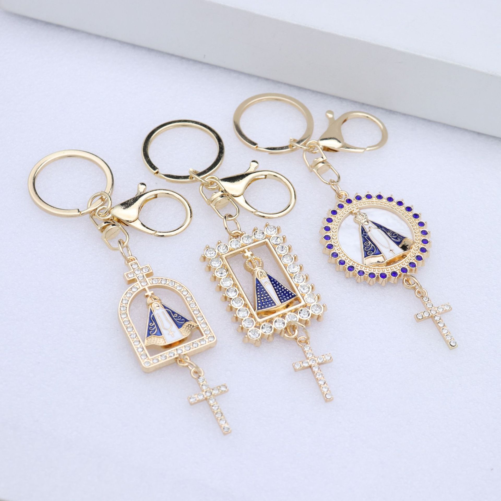 Brazilian foreign trade e-commerce supply micro-inlaid jewelry keychain pendant vintage embossed forged metal alloy jewelry