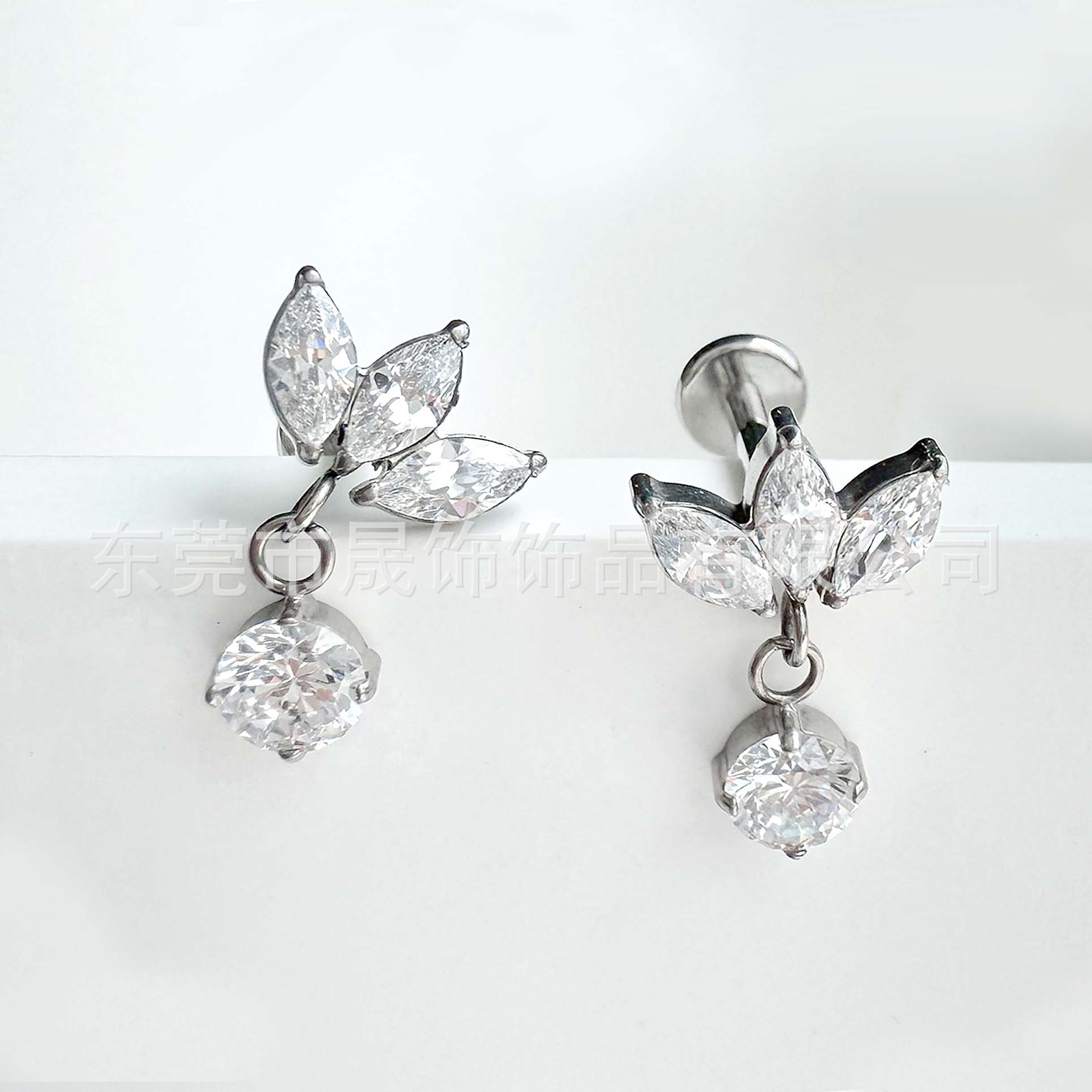 F136 Titanium 莲 Flower Pendant Studded Cubic Zirconia Ear Stud G23 Implant Grade Titanium 人体 Piercing Jewelry Helix Cartilage Stud Geometric