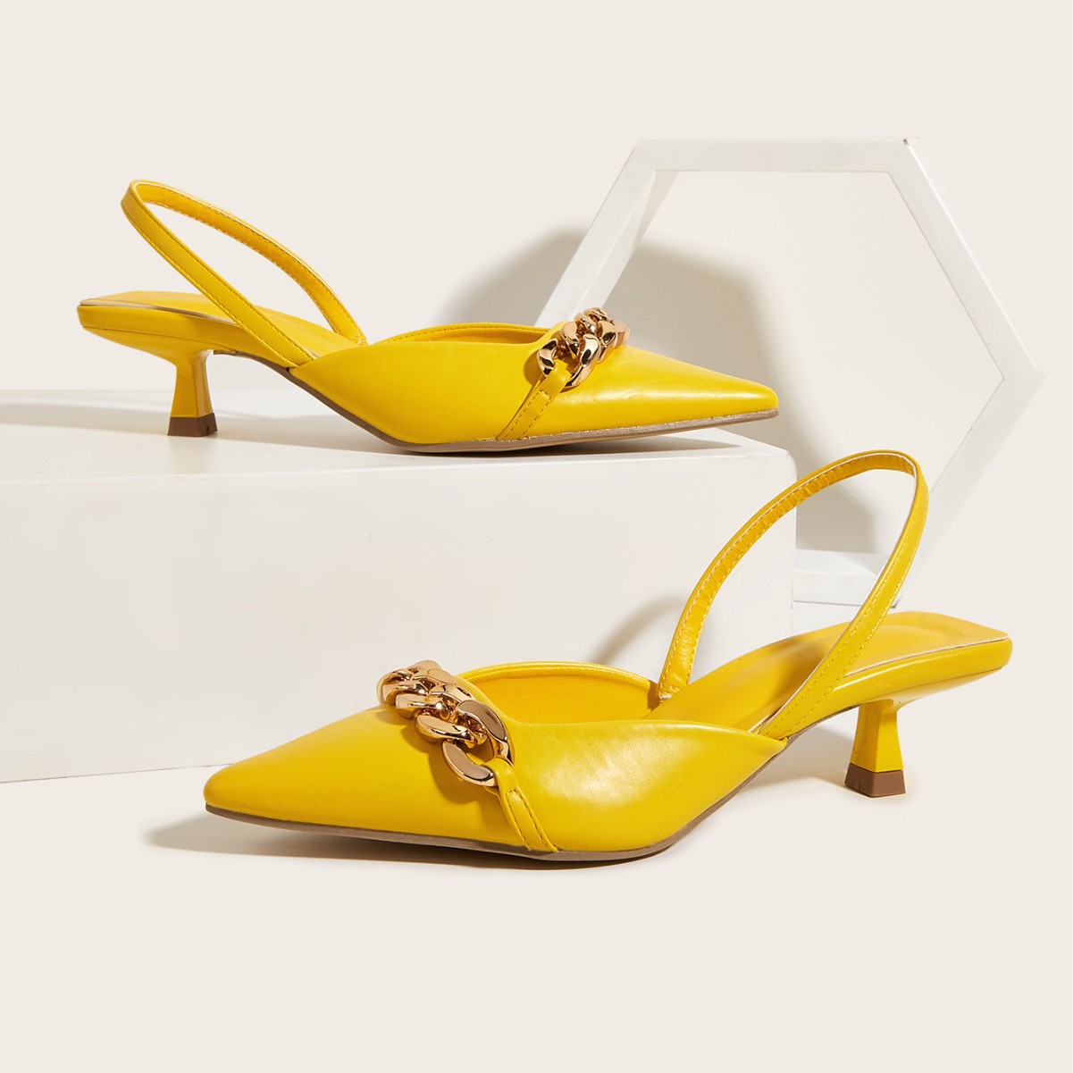 低跟纯色尖头金色链子装饰露跟高跟凉鞋女特价清仓