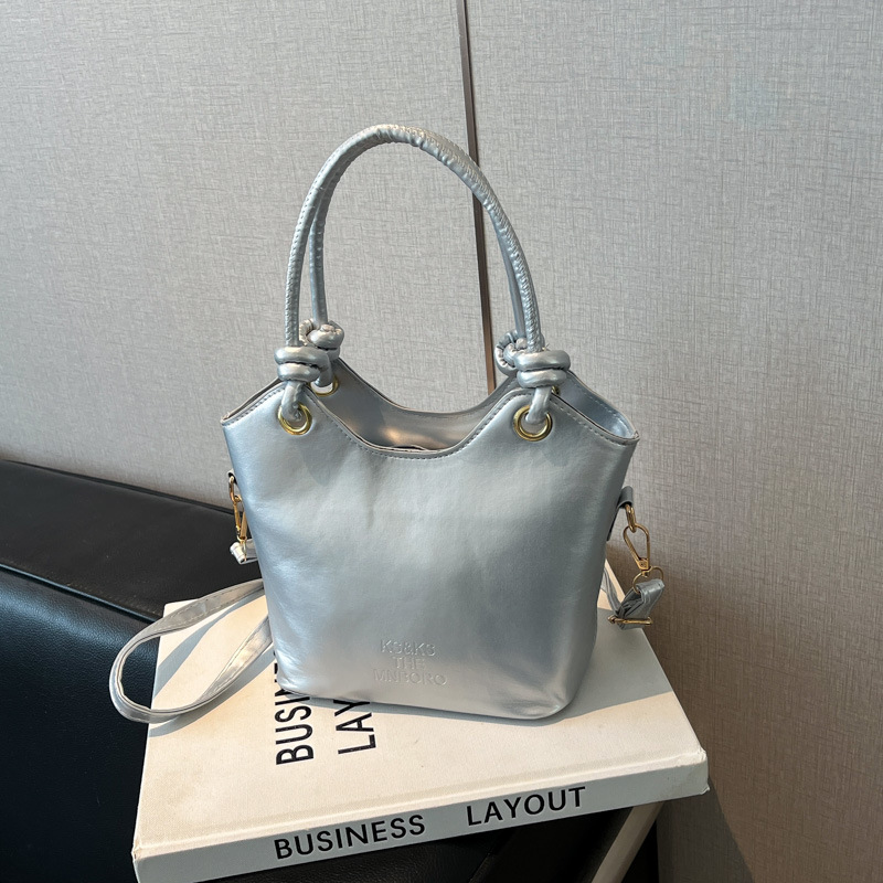 2025 nuevo bolso pequeño de estilo occidental simple y popular bolso de mensajero de moda de verano femenino bolso de cubo portátil casual