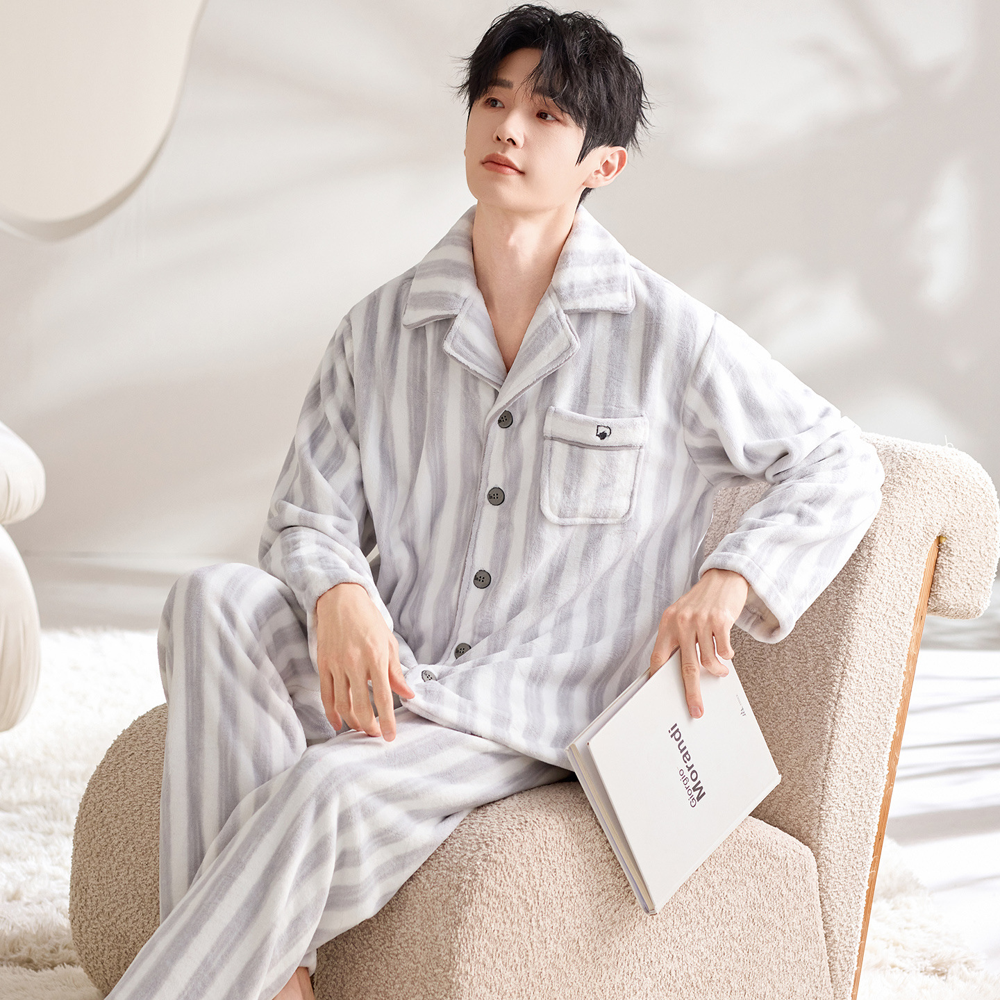 Pijama de pareja de coral de veludo de coral de cautiverio y invierno de veludo de franela gruesa se puede usar con un conjunto de cardigan.