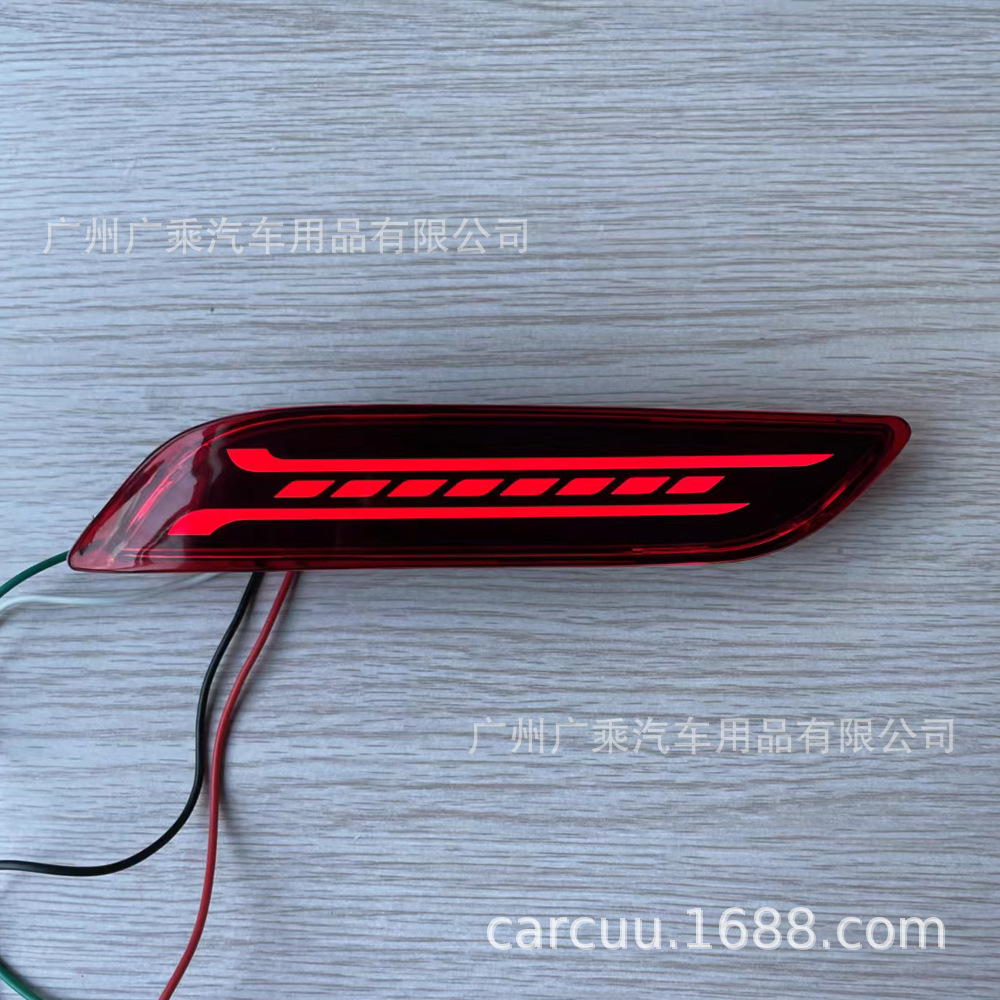 Adecuado para 18-21 Toyota Camry parachoques trasero luz Camry freno luz trasera luz de advertencia