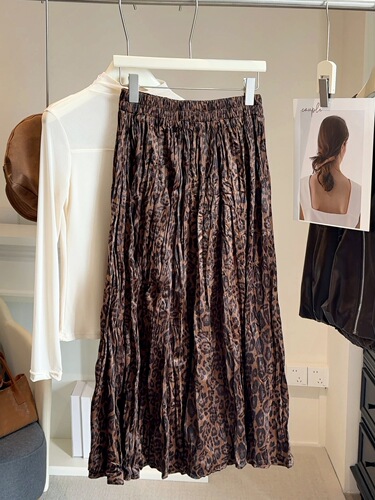 Fashionable leopard-print pleated velvet skirt for women—autumn/winter new arrival, high-waisted, slimming, versatile A-line skirt with a full hem.