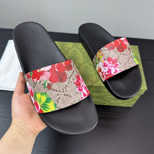 �tɫ������Ь��Ů���ļ��r��G���⴩����һ����ƽ��ɳ����Ь���Q