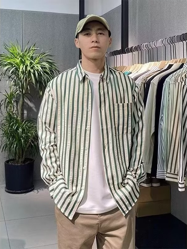 Camisa de alta gama a rayas de manga larga para hombre suelta casual versión coreana de primavera y otoño nueva camisa drapeada de moda top de todo fósforo