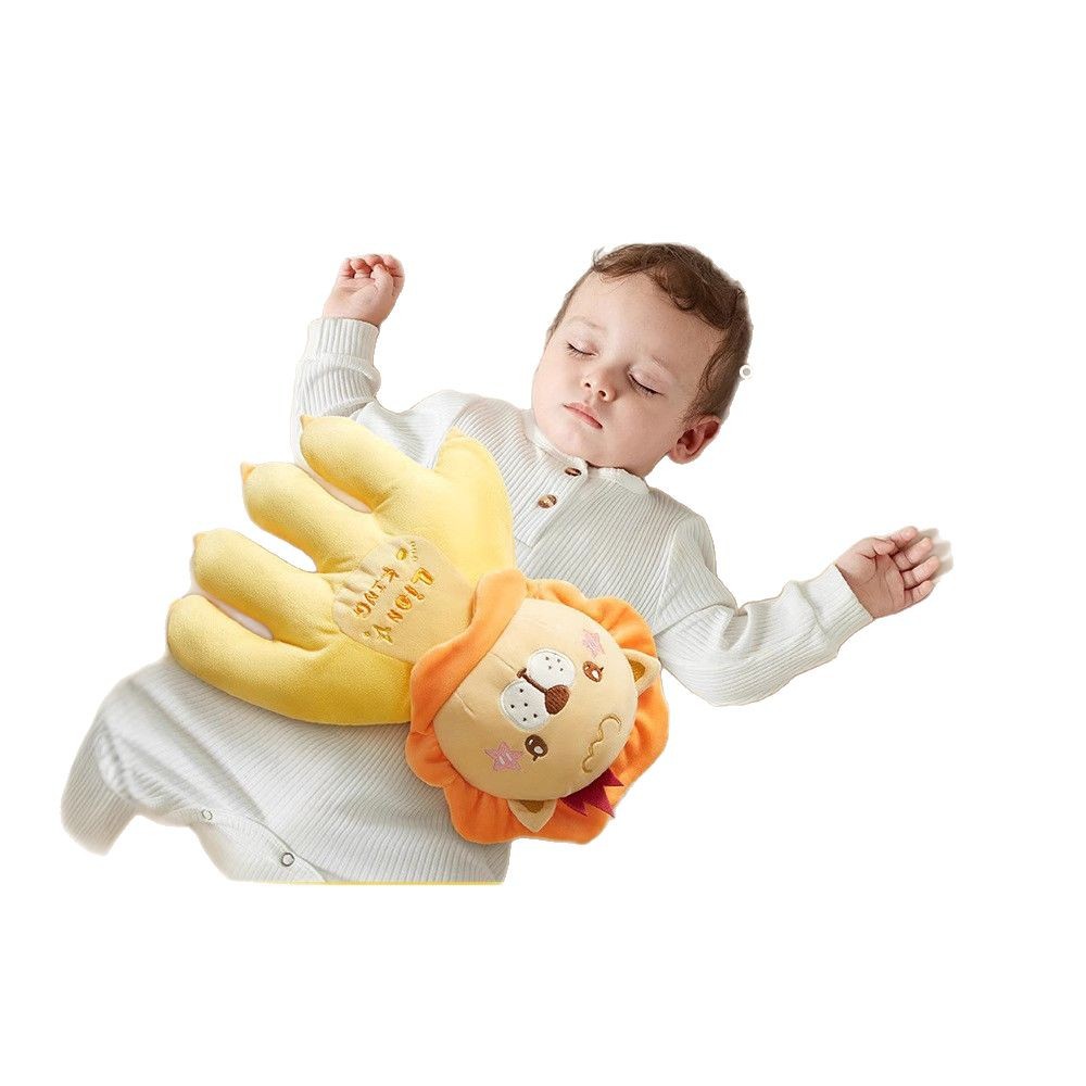 El bebé calma la palma de la mano para convencer al bebé de que se acueste, acaricie y duerma