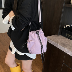 キャンバスバッグ女性2025新型日系ファッションブランド携帯電話バッグレジャースポーツ旅行は斜めに小さなバケツバッグを掛けている