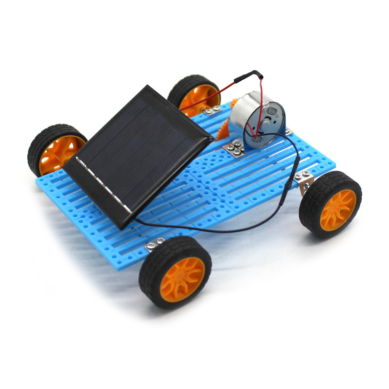 Carro solar de campo de trigo en la pintura