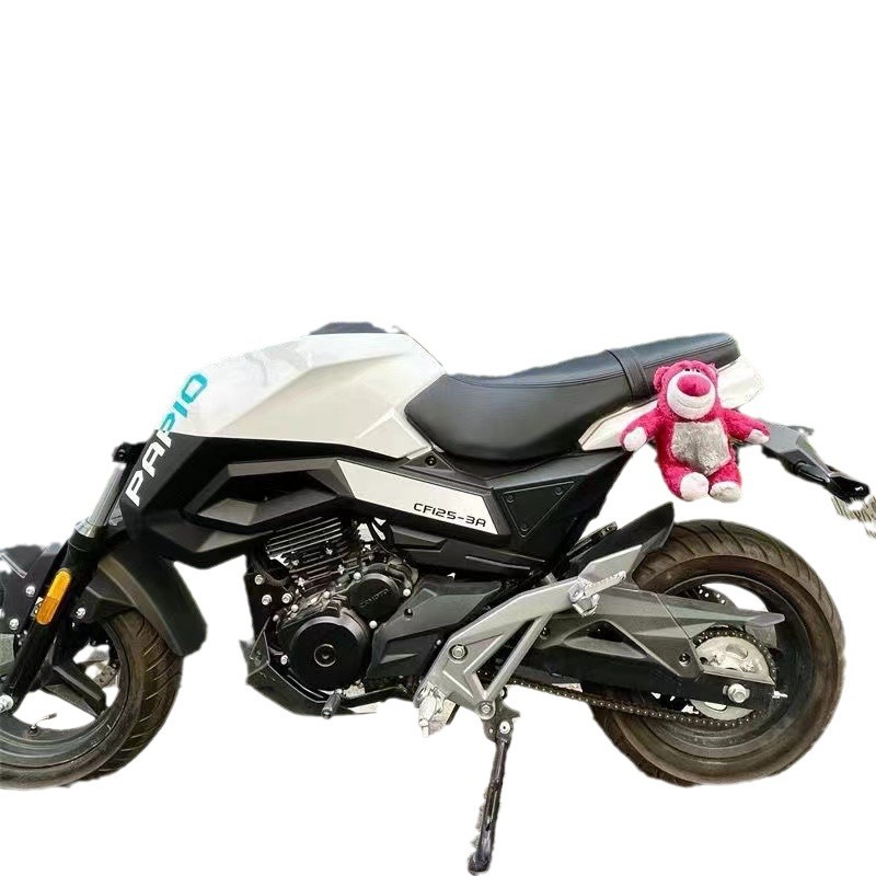 Osos de fresa colgante muñeca coche eléctrico motocicleta colgante desmontable muñeca de peluche decoración del maletero