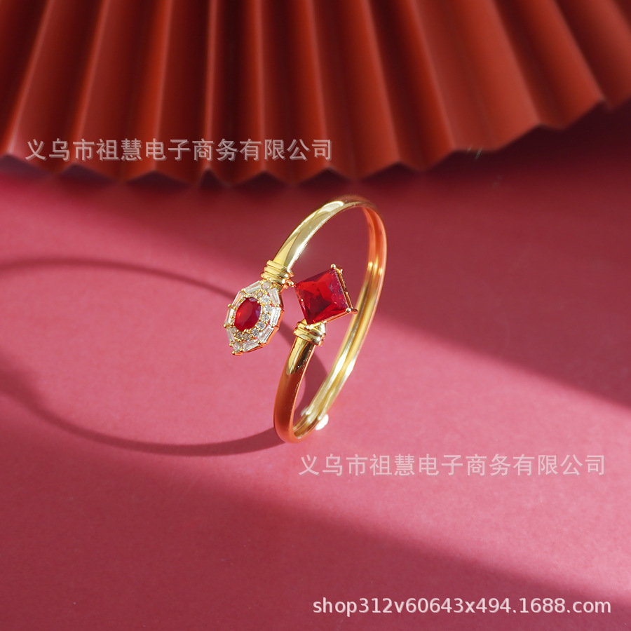 Shiny transparent elegant bracelet with zircon
