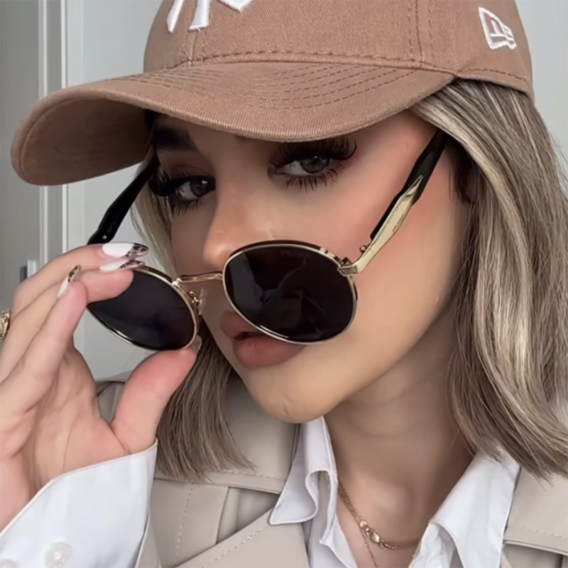 Gafas de sol redondas europeas y americanas para mujer, estilo urbano, novedad 2026, gafas de sol metálicas de moda, gafas de sol a la última.