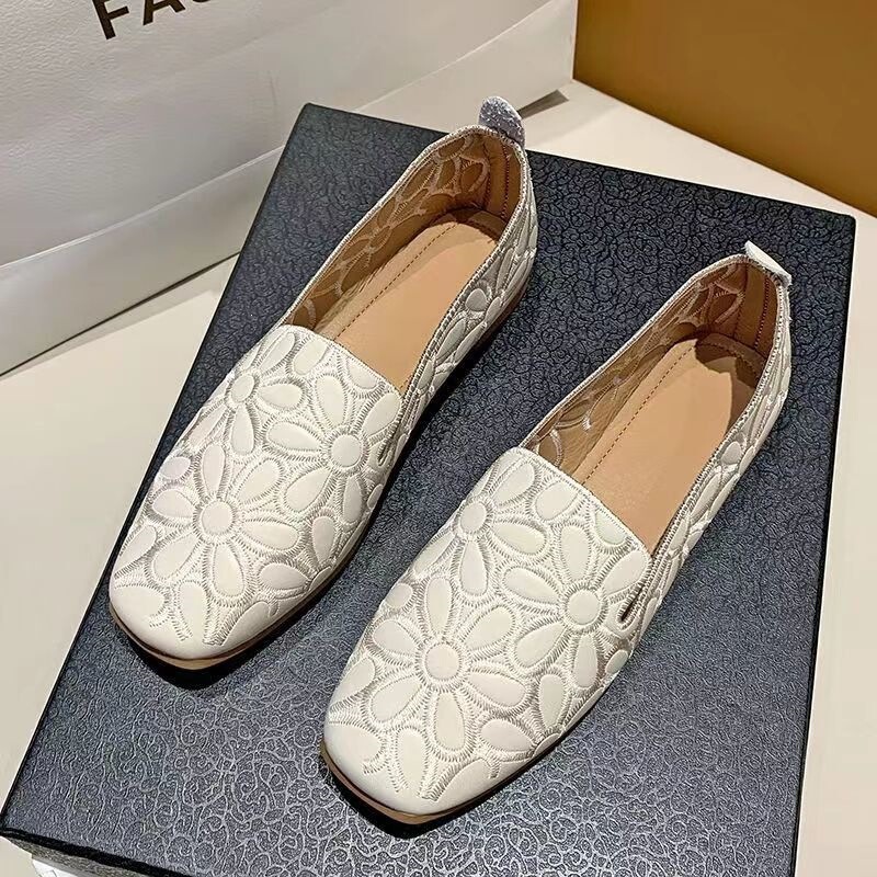 Retro Middle-Aged Women's Flat Breathable Perforated Shoes for Outdoor Wear, Non-Slip, Comfortable, Trendy, Wide-Fit Hollow-Out Shoes Retro Middle-Aged Women's Flat Breathable Perforated Shoes for Outdoor Wear, Non-Slip, Comfortable, Trendy, Wide-Fit Hollow-Out Shoes